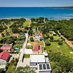 Дом отдыха Eco House Peroj Mednjan
