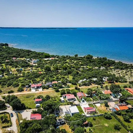 Eco House Peroj Mednjan