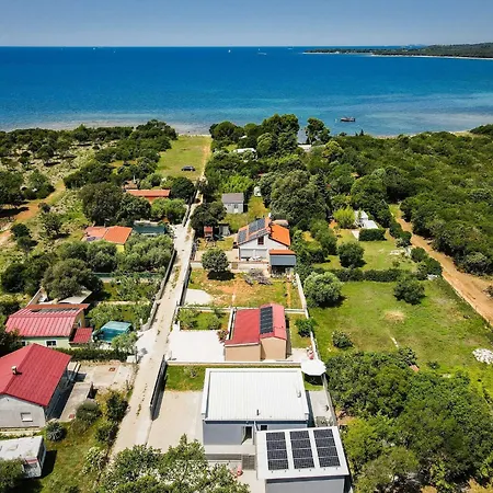 Holiday home Eco House Peroj Mednjan
