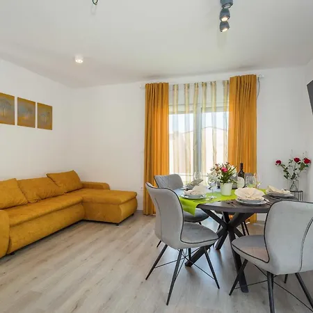 Eco House Peroj Mednjan