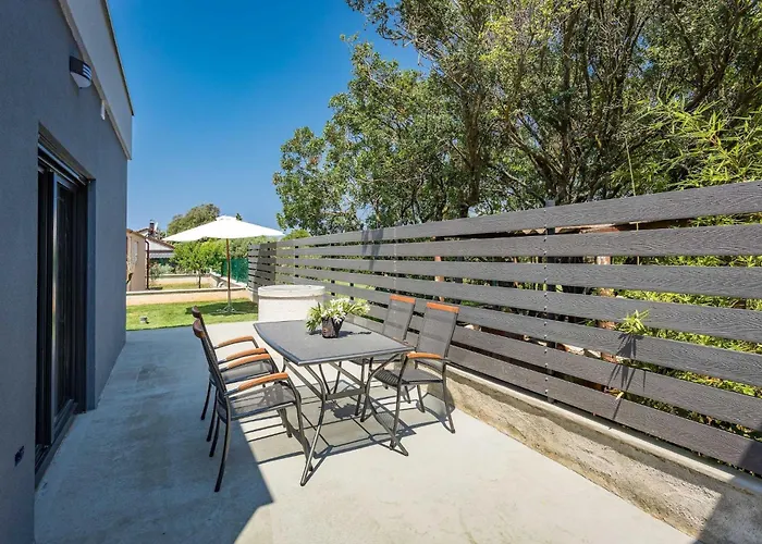 Eco House Peroj 펜션 Mednjan