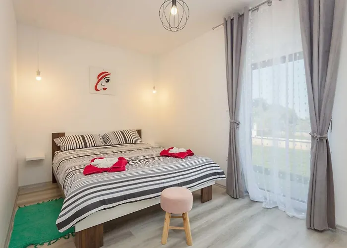 펜션 Eco House Peroj Mednjan